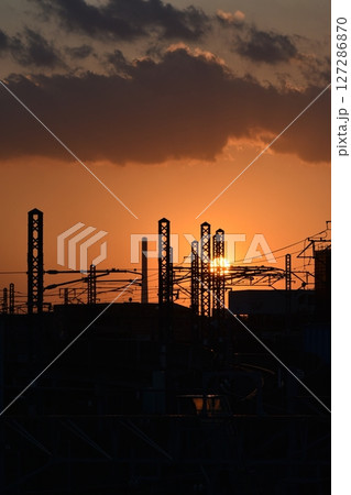 夕焼けに染まる街 127286870