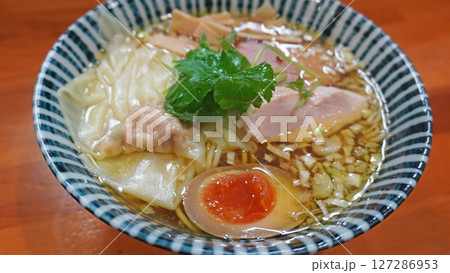 飲食店のメニュー（ワンタンラーメン） 127286953