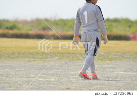 少年サッカーの試合(ゴールを守るゴールキーパー) 少年サッカーの試合(ゴールを守るゴールキーパー) 127286962