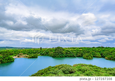 梅雨空に映える石垣島バンナ公園の絶景パノラマ 石垣島 梅雨空に映える石垣島バンナ公園の絶景パノラマ 石垣島 127287108