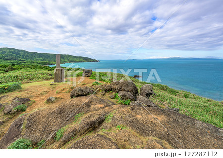 石垣島御神崎の岬から望む青い海と広がる空 梅雨空 石垣島御神崎の岬から望む青い海と広がる空 梅雨空 127287112