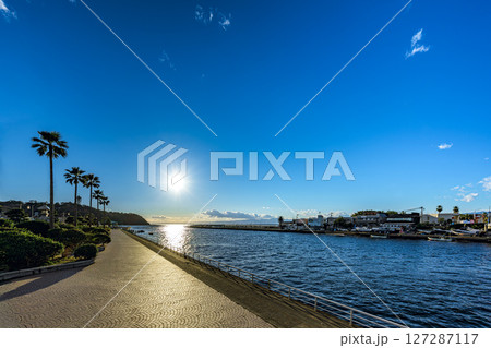 片瀬橋から眺める夕日に染まる湘南の海風景 江ノ島観光 片瀬橋から眺める夕日に染まる湘南の海風景 江ノ島観光 127287117