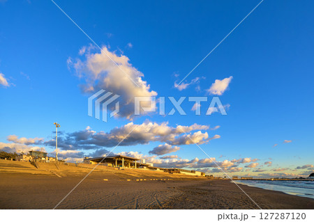 冬の夕日が照らす片瀬西浜の美しい砂浜の風景 127287120
