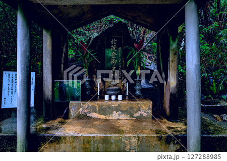 石垣島の森に佇む神聖な於茂登御主神の祠　パワースポット 127288985