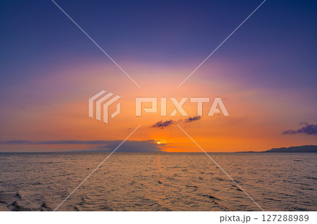 夕焼けが染める石垣島の幻想的な海の風景 127288989
