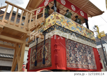 祇園祭　山鉾建て　鷹山(京都市中京区) 127289114