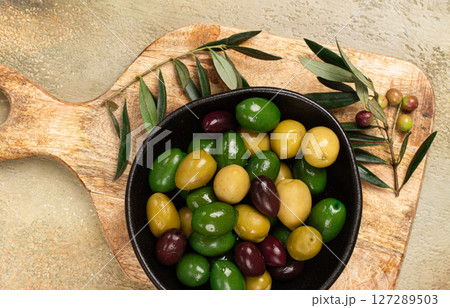 a mixture of olives, varieties of chalkidiki, Verdi giganti and Kalamata, in a bowl, top view, no people, a mixture of olives, varieties of chalkidiki, Verdi giganti and Kalamata, in a bowl, top view, no people, 127289503