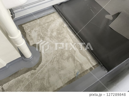 分譲マンションのバルコニーの長尺シート張替え工事 127289848