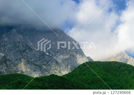 Landscape of Apennines mountains Landscape of Apennines mountains 127290608