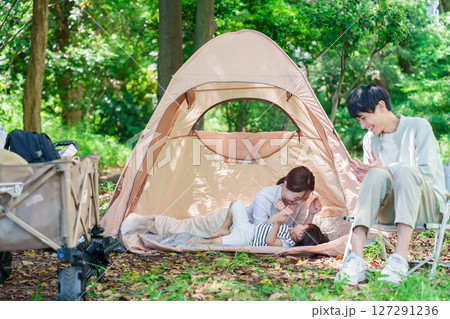 大自然の中でキャンプを楽しむファミリー 127291236