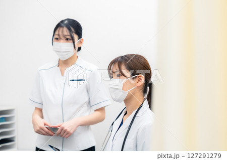 患者の治療をする2人の若い医療従事者 127291279