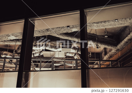 ガラス越しに見たスケルトン天井（夜間工事） 127291630