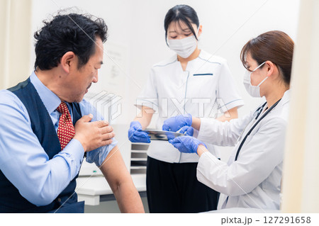 ワクチン接種・採血をする医療従事者の女性 ワクチン接種・採血をする医療従事者の女性 127291658
