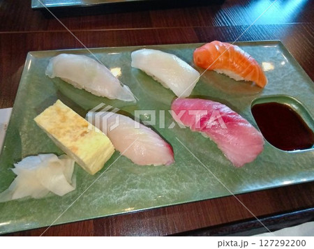 丁寧に仕込んだ熟成魚を握った… 『鮨』 127292200