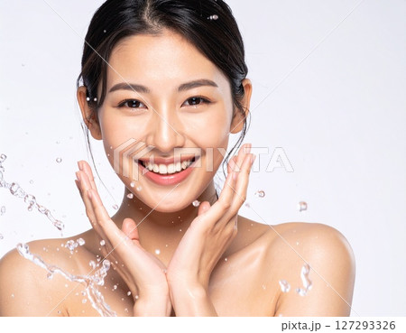 洗顔する女性 洗顔する女性 127293326