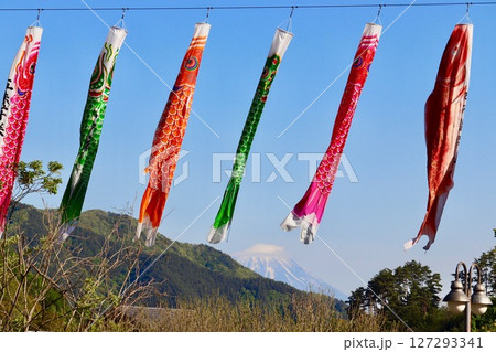 鯉のぼりと雲の帽子をかぶった富士山・1 鯉のぼりと雲の帽子をかぶった富士山・1 127293341