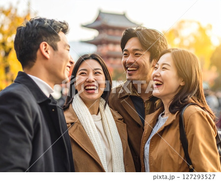 日本での観光を楽しむ旅行客 日本での観光を楽しむ旅行客 127293527