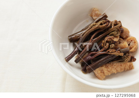 わらびと油揚げの煮物 わらびと油揚げの煮物 127295068