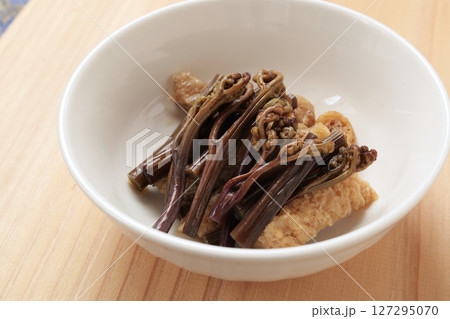 わらびと油揚げの煮物 わらびと油揚げの煮物 127295070