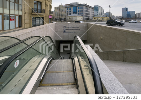 アゼルバイジャン・バクー 新市街の地下連絡通路入口 / Baku, Azerbaijan アゼルバイジャン・バクー 新市街の地下連絡通路入口 / Baku, Azerbaijan 127295533