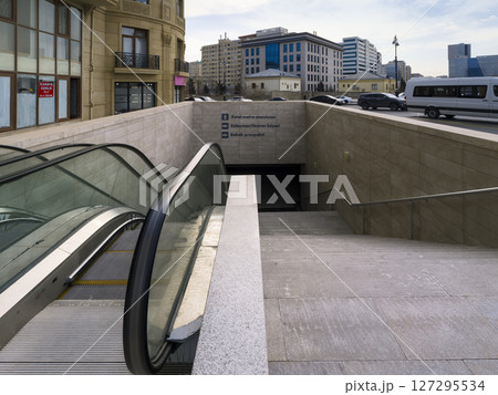 アゼルバイジャン・バクー　新市街の地下連絡通路入口 / Baku, Azerbaijan 127295534