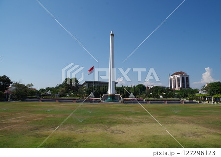 インドネシア　スラバヤ　英雄記念碑 127296123