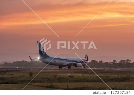 夕暮れの仙台空港　離陸中の飛行機　宮城県名取市 127297184