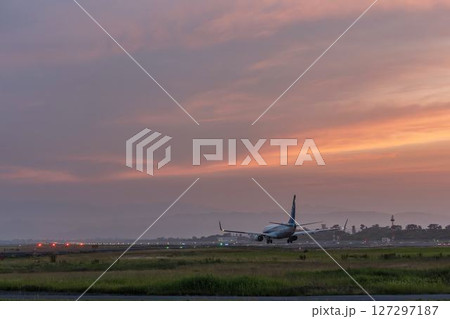 夕暮れの仙台空港 離陸中の飛行機 宮城県名取市 夕暮れの仙台空港 離陸中の飛行機 宮城県名取市 127297187