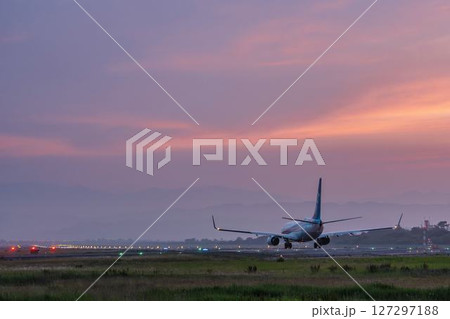 夕暮れの仙台空港 離陸中の飛行機 宮城県名取市 夕暮れの仙台空港 離陸中の飛行機 宮城県名取市 127297188