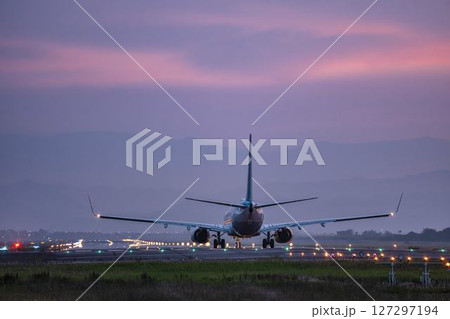 夕暮れの仙台空港 離陸中の飛行機 宮城県名取市 夕暮れの仙台空港 離陸中の飛行機 宮城県名取市 127297194