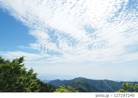 大台ケ原の青空とくも 127297240