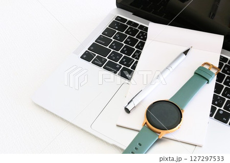 ビジネスイメージ 時間管理 時短 効率化 白い背景 ビジネスイメージ 時間管理 時短 効率化 白い背景 127297533