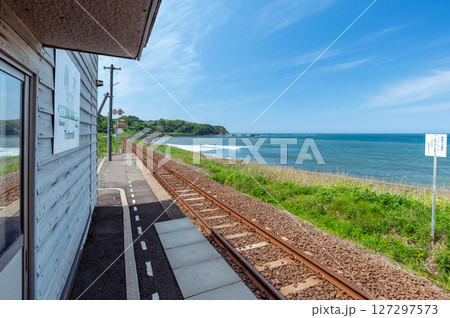 【青森県深浦町：JR五能線驫木（とどろき）駅】海辺にたたずむひなびた駅舎の風景 127297573