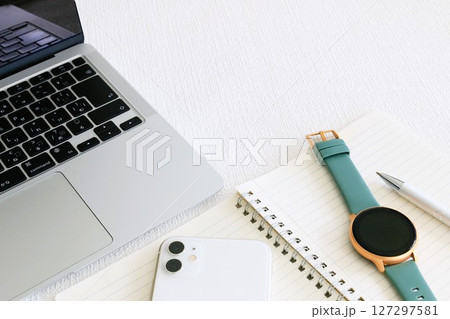 ビジネスイメージ 時間管理 時短 効率化 白い背景 ビジネスイメージ 時間管理 時短 効率化 白い背景 127297581