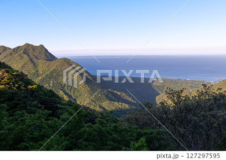 神が宿る山々と海原　洋上アルプス屋久島(春 127297595