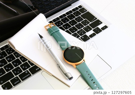 ビジネスイメージ　時間管理　時短　効率化　白い背景 127297605