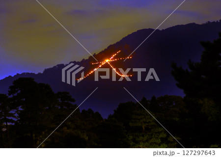 京都御苑から見る五山の送り火　大文字 127297643