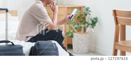 ホテルでスマホを使う外国人観光客 127297828