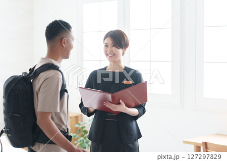アジア人ホテルスタッフと外国人観光客 127297829