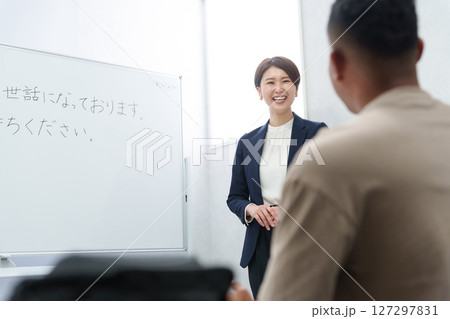 日本語学校の授業 127297831