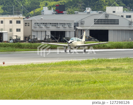 八尾空港に着陸した軽飛行機 八尾空港に着陸した軽飛行機 127298126