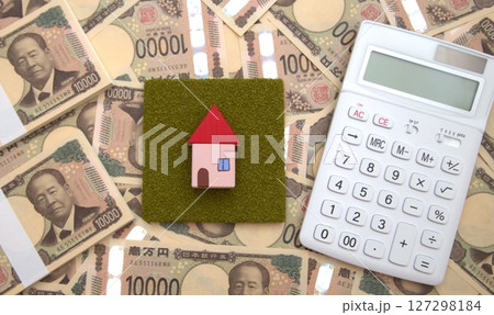 住宅と紙幣と電卓 住宅と紙幣と電卓 127298184