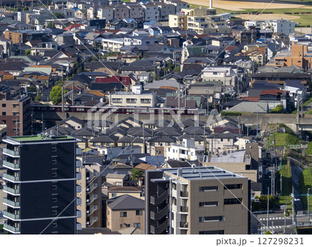 鉄道が走る街の風景 鉄道が走る街の風景 127298231