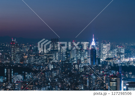 俯瞰で眺める東京・新宿副都心の夜景 127298506