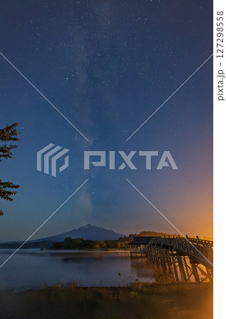 青森県 鶴の舞橋と岩木山にかかる天の川03 127298558