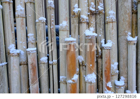 雪積もる竹垣 雪積もる竹垣 127298816