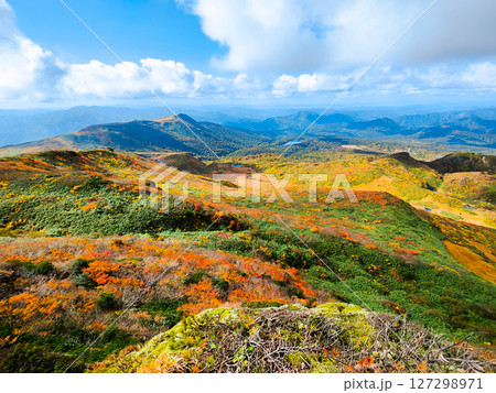 秋の栗駒山登山（栗駒山～秣岳：須川湖・秣岳方面の眺め） 127298971