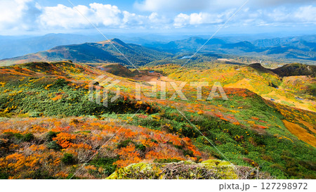 秋の栗駒山登山（栗駒山～秣岳：須川湖・秣岳方面の眺め） 127298972