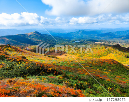 秋の栗駒山登山（栗駒山～秣岳：須川湖・秣岳方面の眺め） 127298973