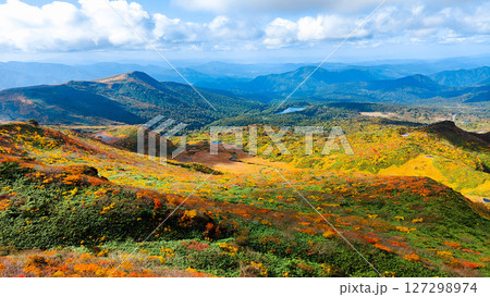秋の栗駒山登山(栗駒山~秣岳:須川湖・秣岳方面の眺め) 秋の栗駒山登山(栗駒山~秣岳:須川湖・秣岳方面の眺め) 127298974